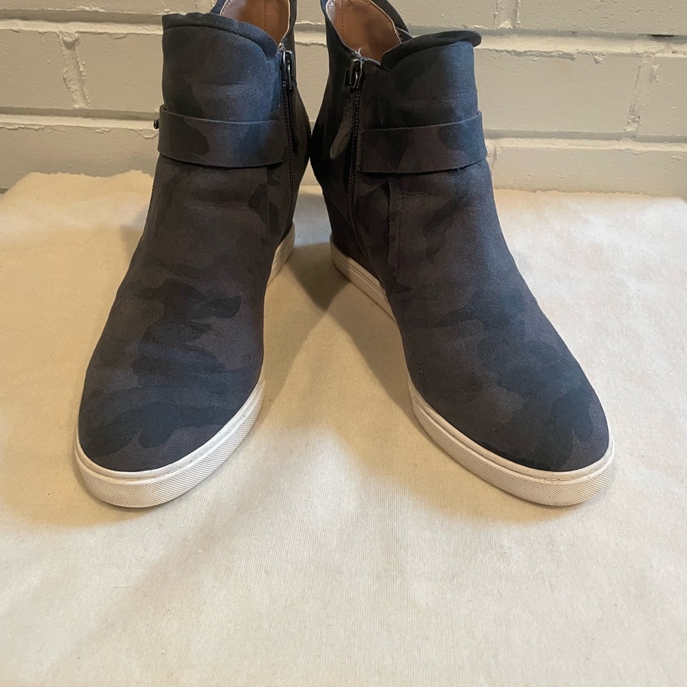 Linea Paolo Freshton Wedge
Sneaker Gray Camo Sz 8.5 EUC
Streetwear Chic